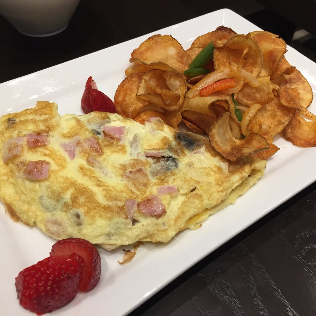 #breakfast @doylersnyc For a Swede it’s rather odd to serve potato chips with an omelette! #newyork 