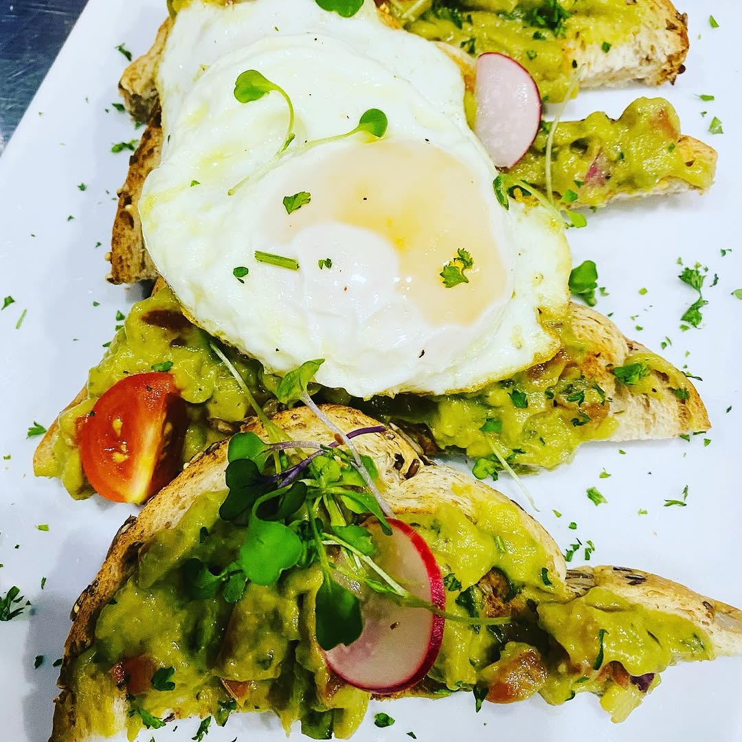 Start the day off with a little Avocado Toast. #madisonsrestaurant #fortunehousehotelsuites #cheflif