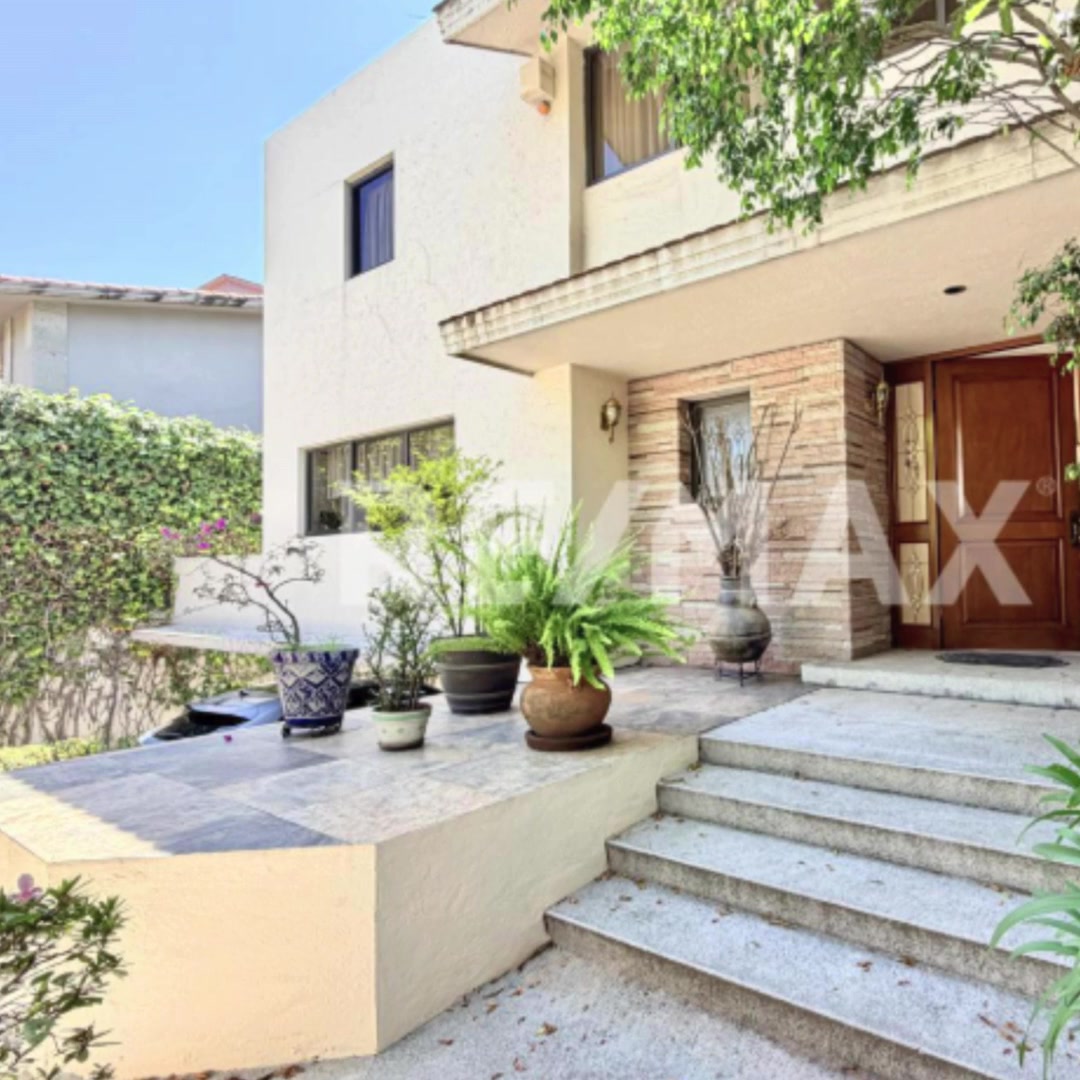 Excelente casa en Bosques de las Lomas.