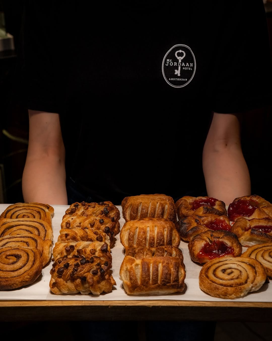The smell of freshly baked treats will bring you to my living room every afternoon ✨
Step inside Mr.