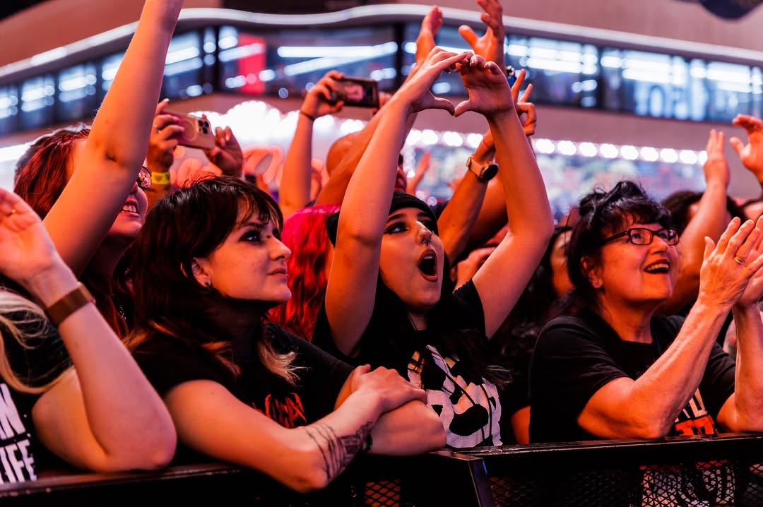 It's not a phase, Mom. 🤘🎶

@sleepingwithsirens are taking over #DowntownRocks tonight! It's time t