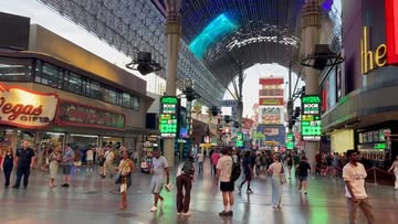Beginning of night life at Fremont 🎰🥳

#fremontstreetexperience #4queens #thedlasvegas #lasvegas #
