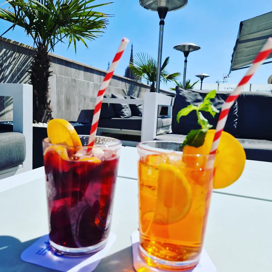Barcelona, you stole our hearts. // Barcelona du hast unsere Herzen erobert. 🤍🌞🌊🥂 #barcelona #ca