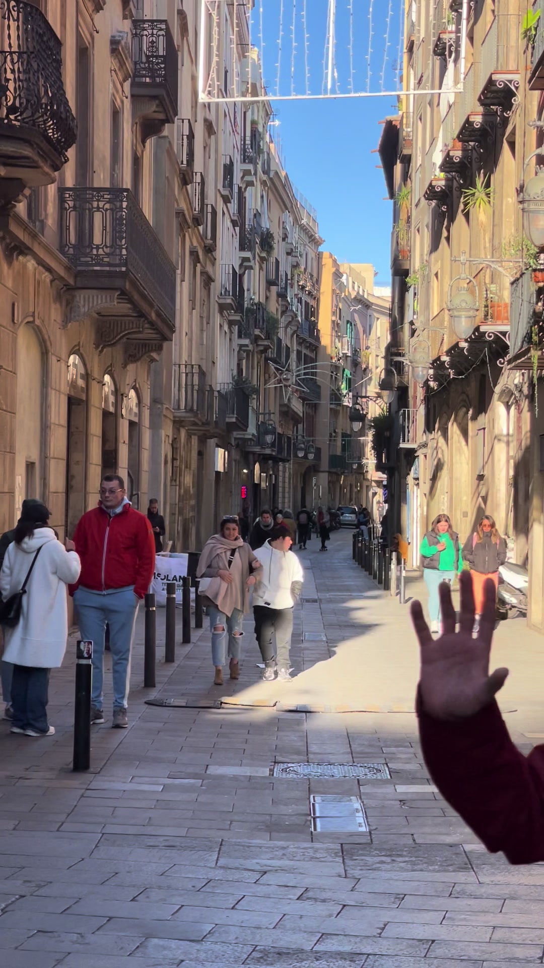 🇪🇸 A street in Barcelona's Old City — Jan 19, 2023, 3:59 PM. 🎧 Sound on.

📍 Sant Pere, Ciutat Ve