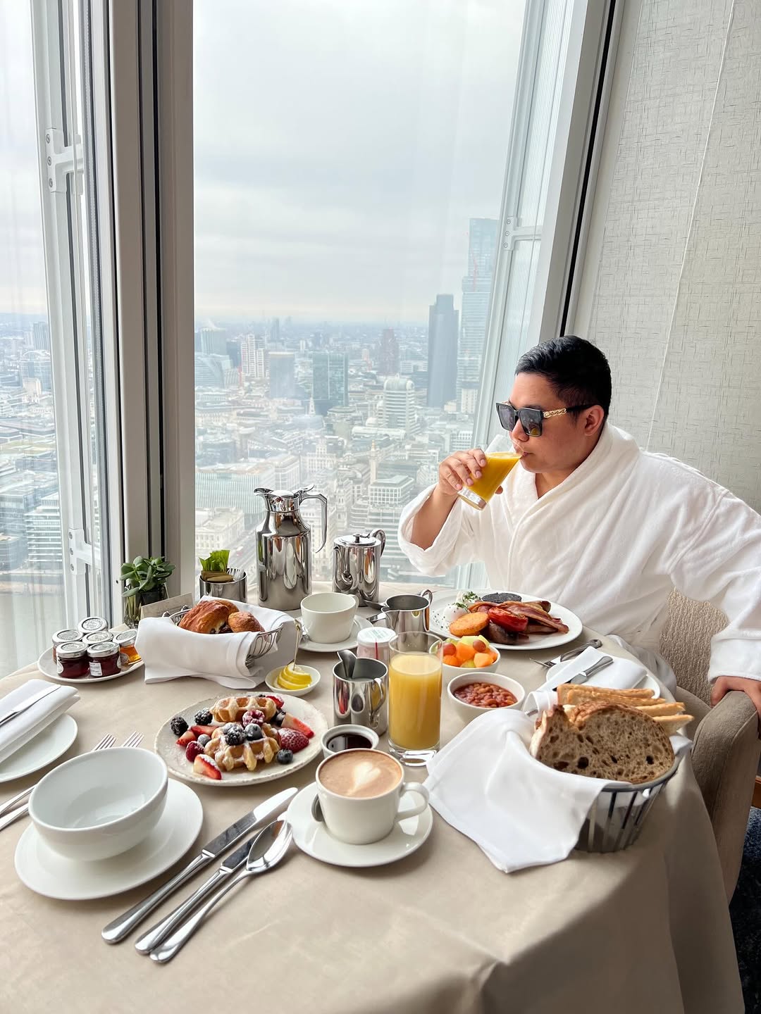 Let me chill. ✨😎 @shangrilahotels 

#shangrilatheshardlondon #shangrilalondon #luxurylifestyle #lux