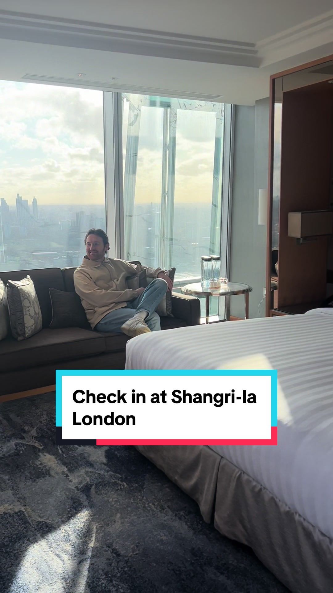 Check-in at the Shangri-la #sunset #staycation #uktravel #london #londontravel #londonhotel #londonh