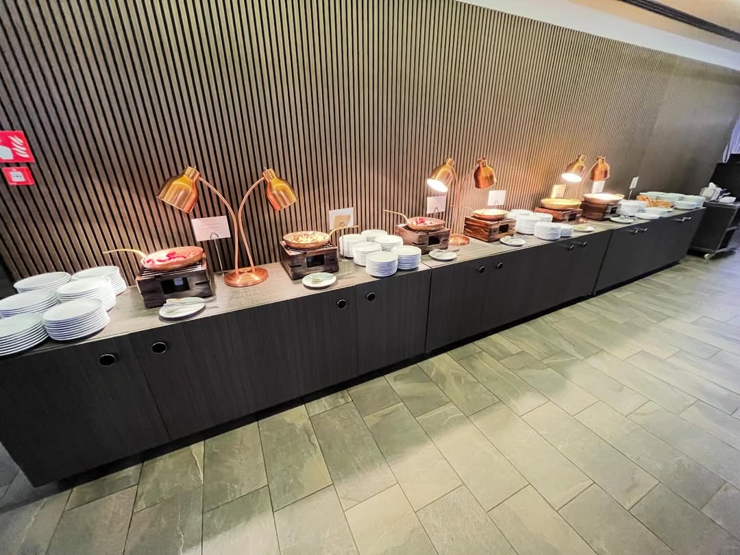 這次跟團雖然不是選擇高價的行程
除了不少知名景點沒有入內
飯店可能也偏中階或商務型
第一晚在米蘭的住宿有點不那麼滿意
除了房間燈光昏暗、打掃似乎也有點不確實
.
循序漸進地
到了羅馬、連住兩晚的飯店
