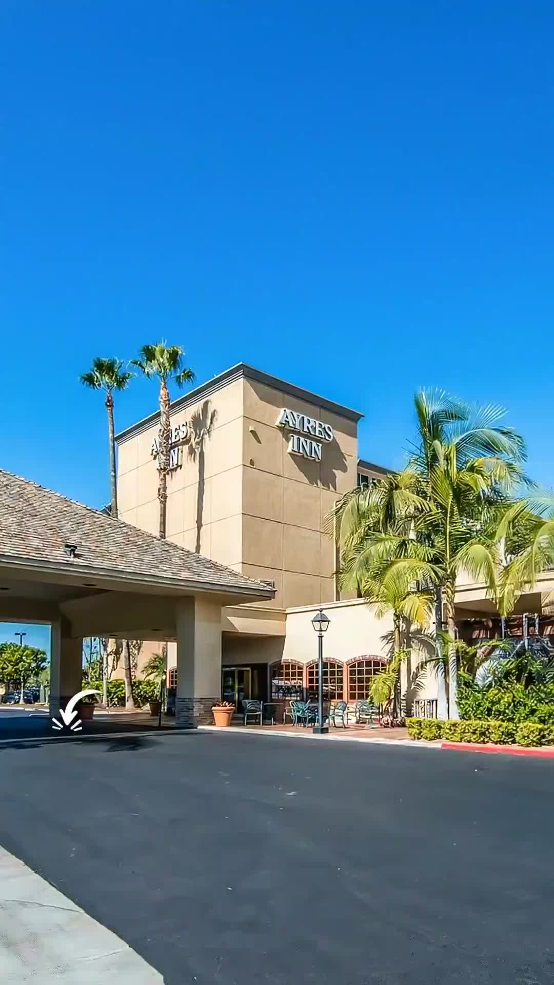 This ALO Hotel by Ayres, Orange in Anaheim is such a vibe ✨ from the atrium to the suite setup, I’m 