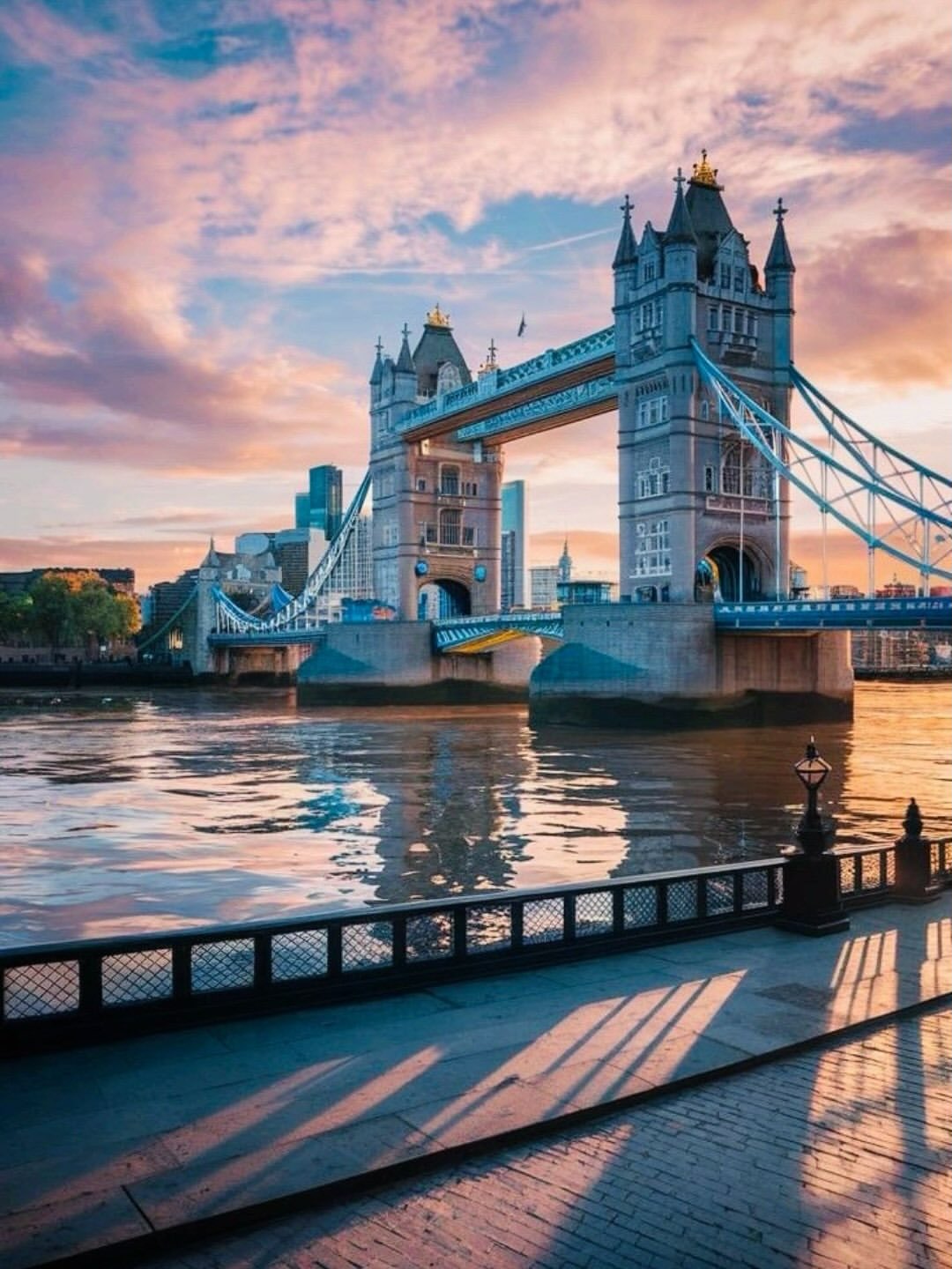 More than just a stay… this is your sign to do London properly. 🌿

Comedy on a boat? ✔️
Cruising pa