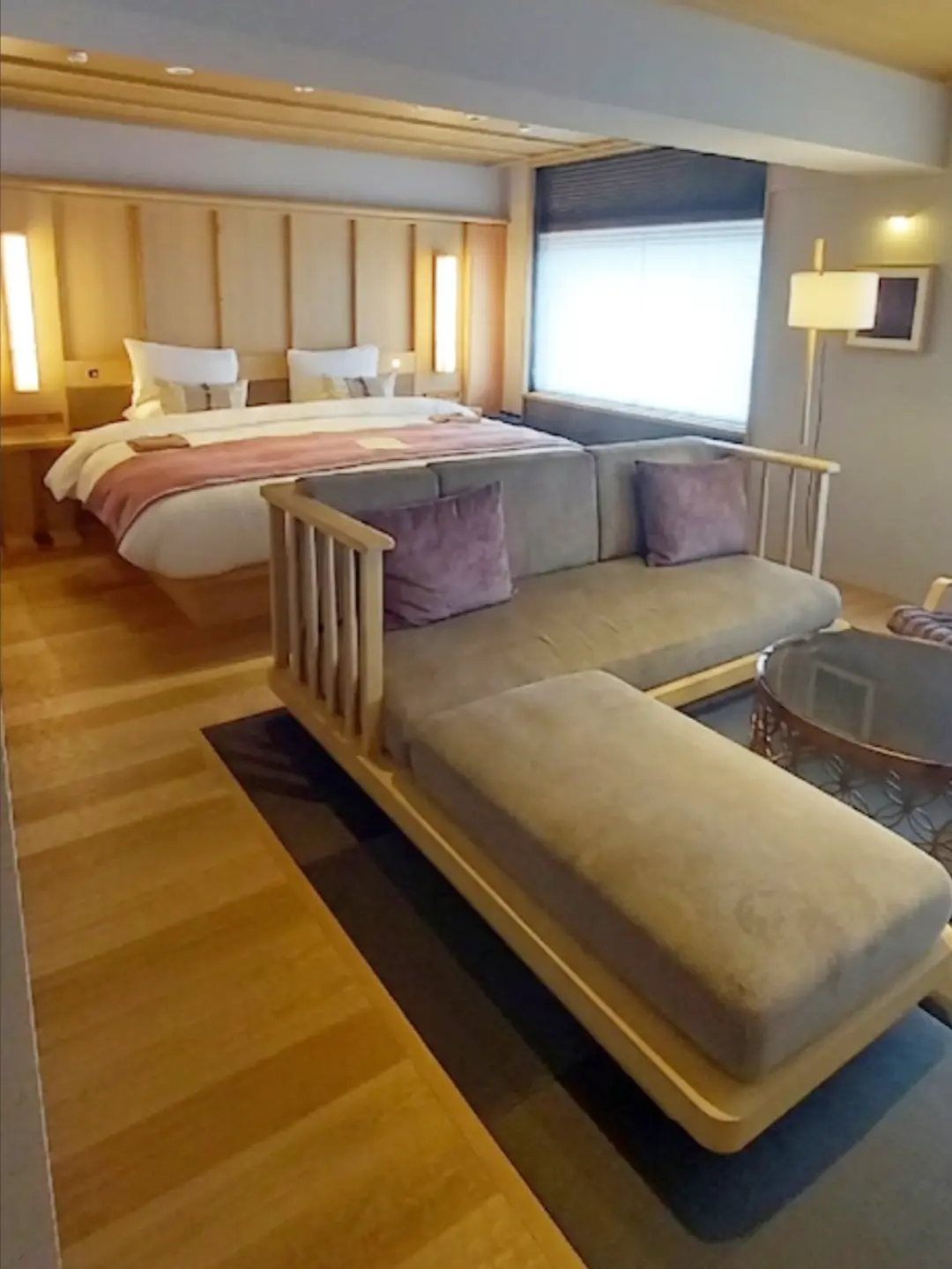 .
京都センチュリーホテル
#kyotocenturyhotel
京プレミアムエグゼクティブダブル / 7階

新しくリニューアルされたという部屋へ案内されると、目の前には大きな窓が広がっていた。
　