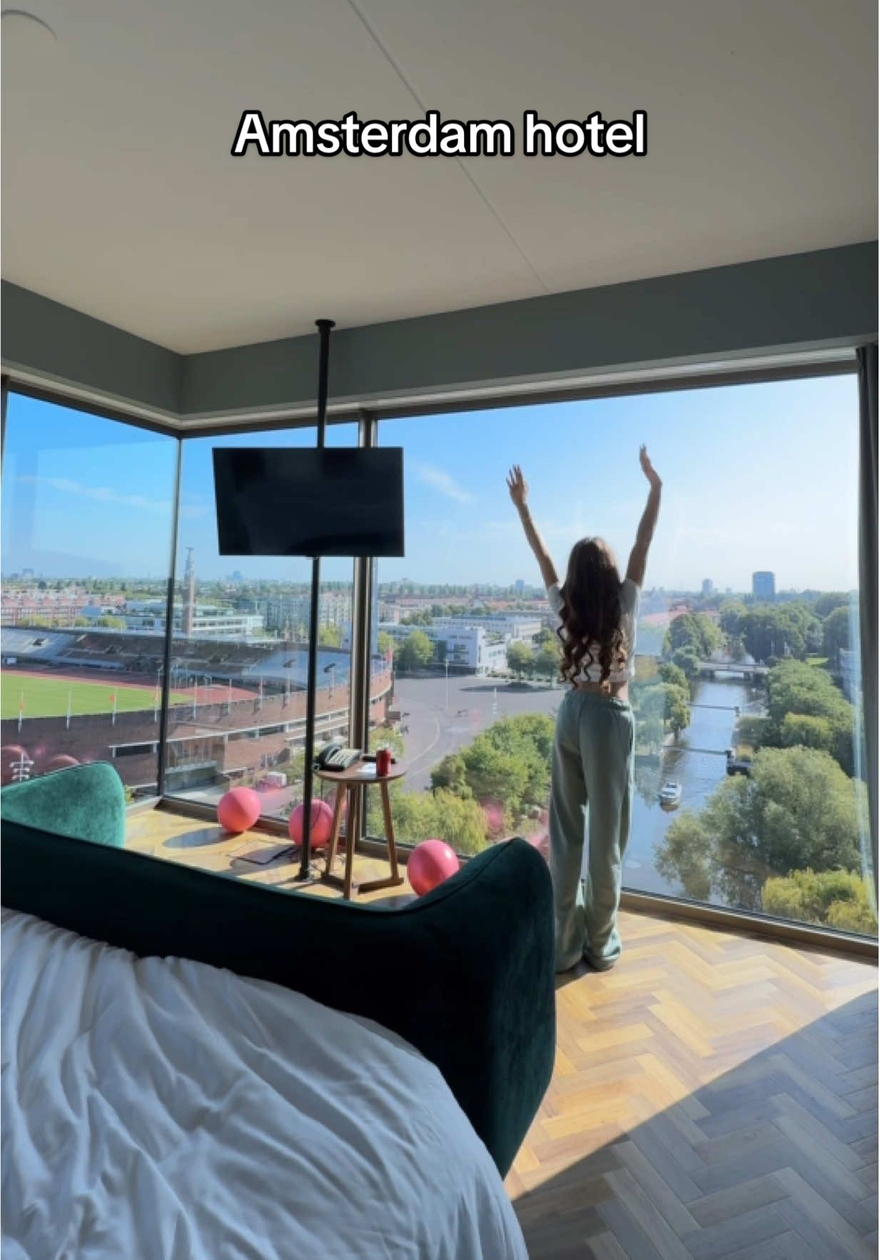 Can’t get over this view 🥹

#amsterdamhotels #amsterdam #hotel #dailyvlogs #traveltiktok