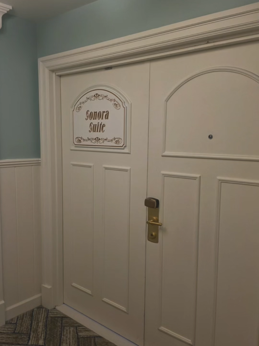 et's take a tour of the Sonora Suite (VIP Presidential Suite) at the Boardwalk Inn.

This stunning 2