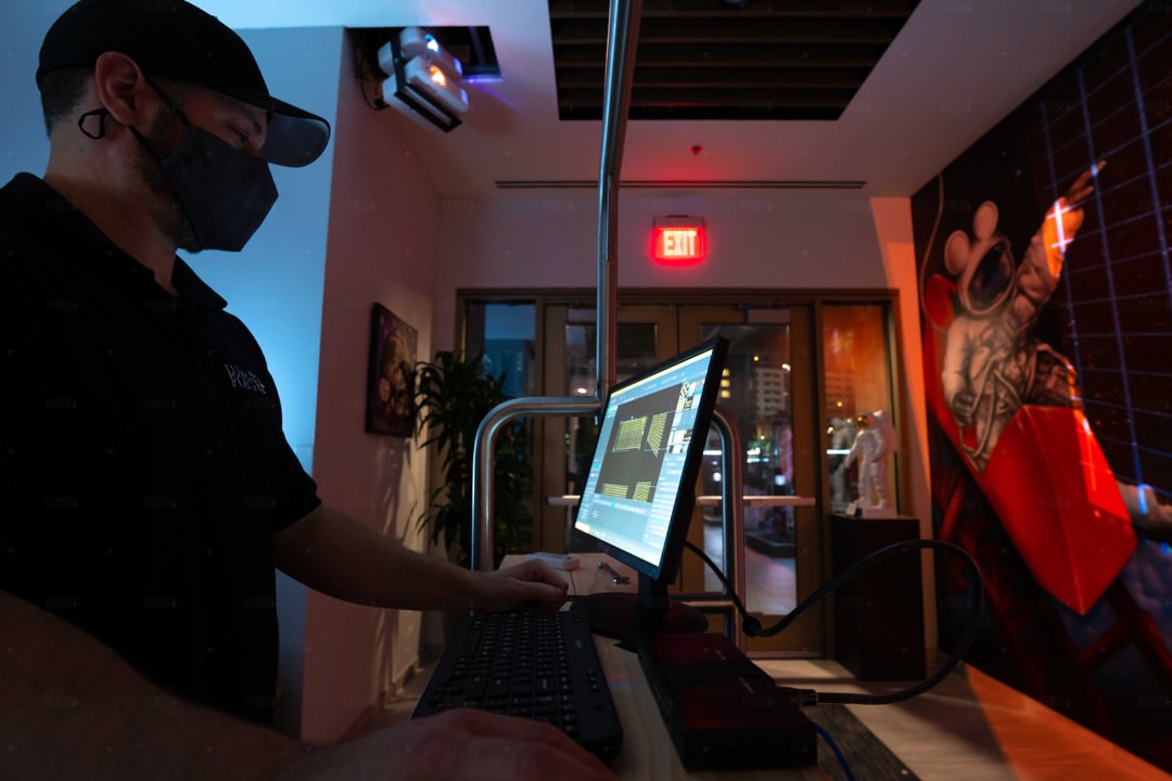 We set up a somewhat unconventional desk in order to finalize the projection mapping of this mural a