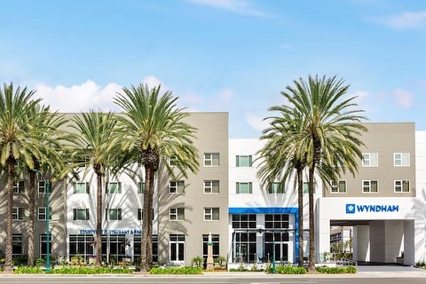 This week’s Hotel Highlight is the Wyndham Anaheim! This hotel is located on Katella Ave. almost to 