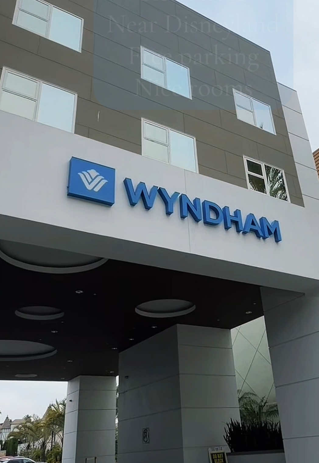 A quick look around the Wyndham Anaheim near Disneyland ✨ Clean, comfortable, and a convenient optio