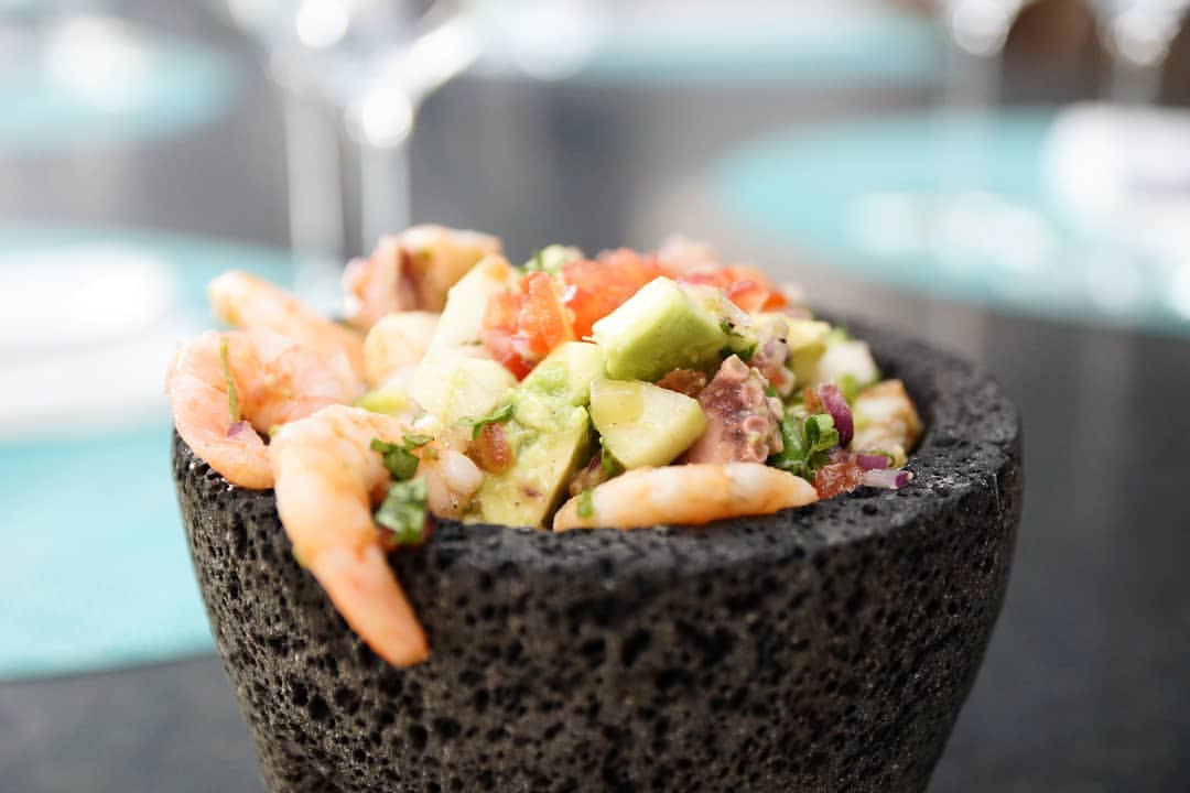 Descubre el delicioso sabor de nuestros ceviches, preparados directamente en tu mesa con los ingredi