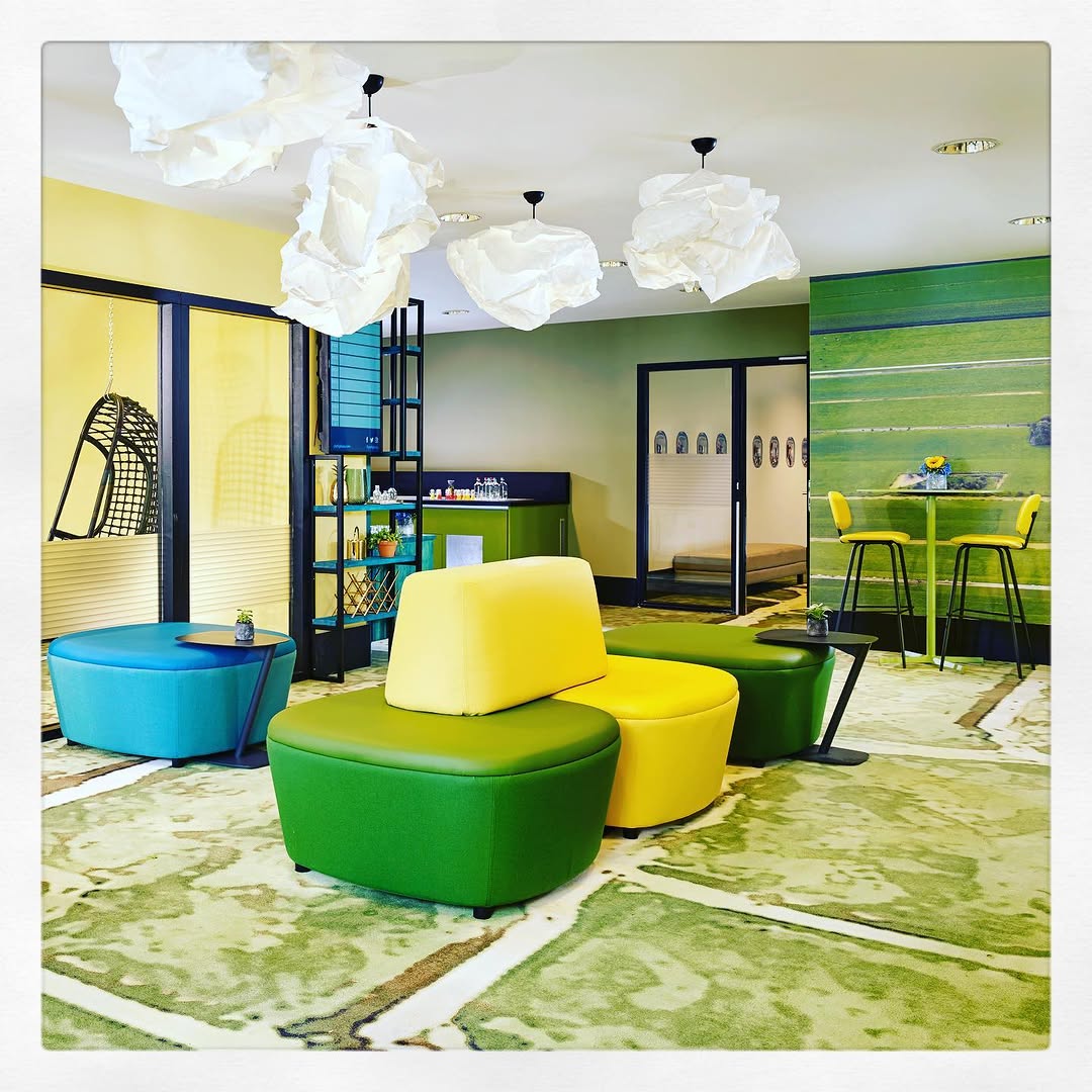 -- MODERN BUSINESS HOTEL CLOSE TO SCHIPHOL! --⁣
⁣
The modern @parkplazaamsterdamairport offers 20 fu