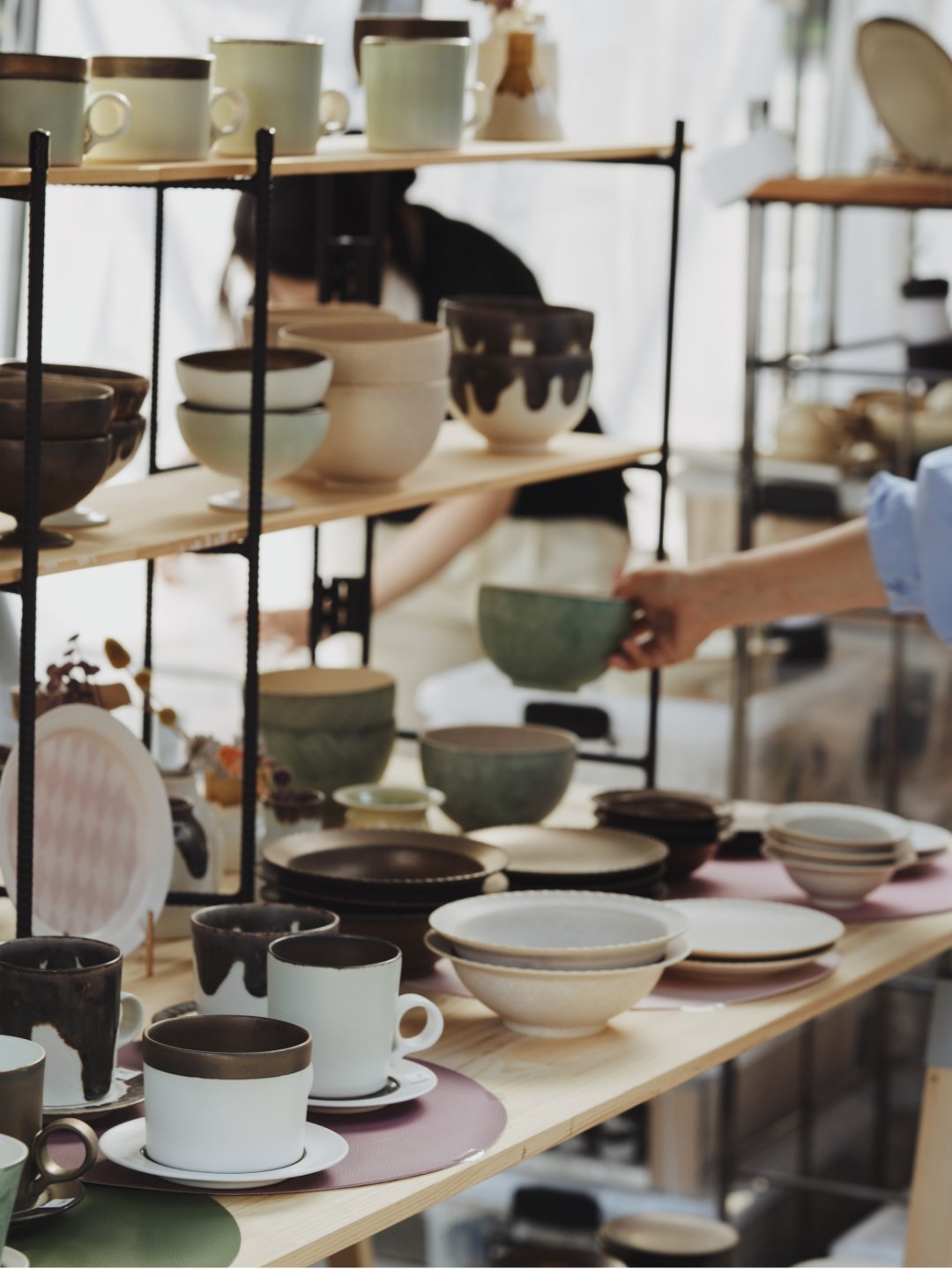 At the Gojo Wakamiya Pottery Festival,we served our plum kakigori.⁠
Rows of beautiful pottery,the li