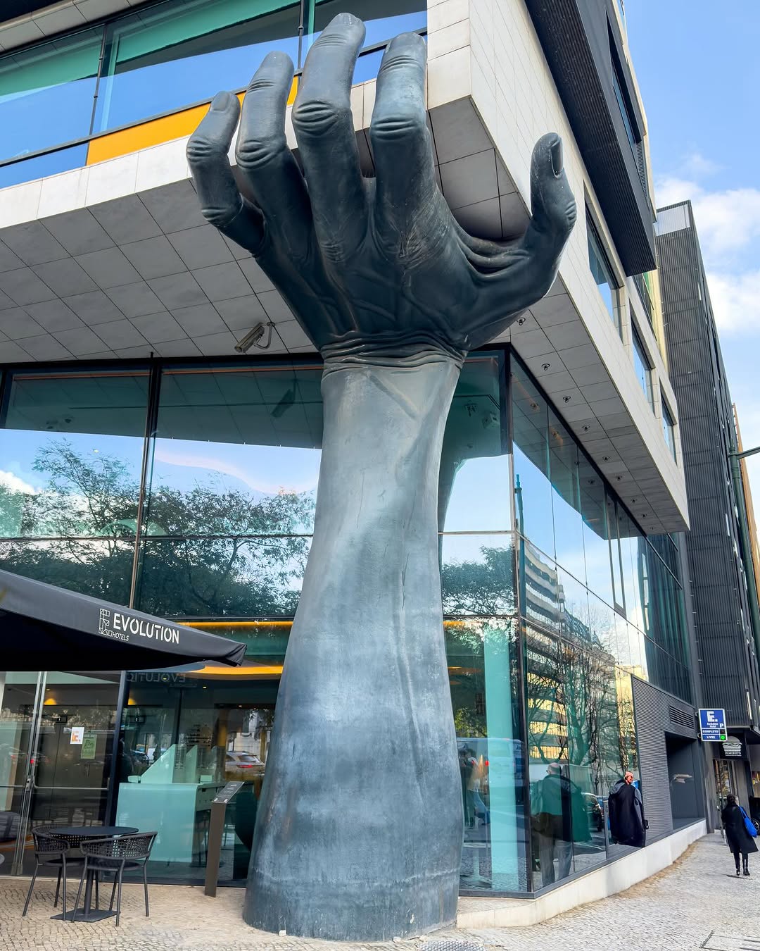 Need a hand! .
.
#lisbon #lisboa #lisbonportugal🇵🇹 #lisboaportugal🇵🇹#evolutionlisboahotel #lisbo