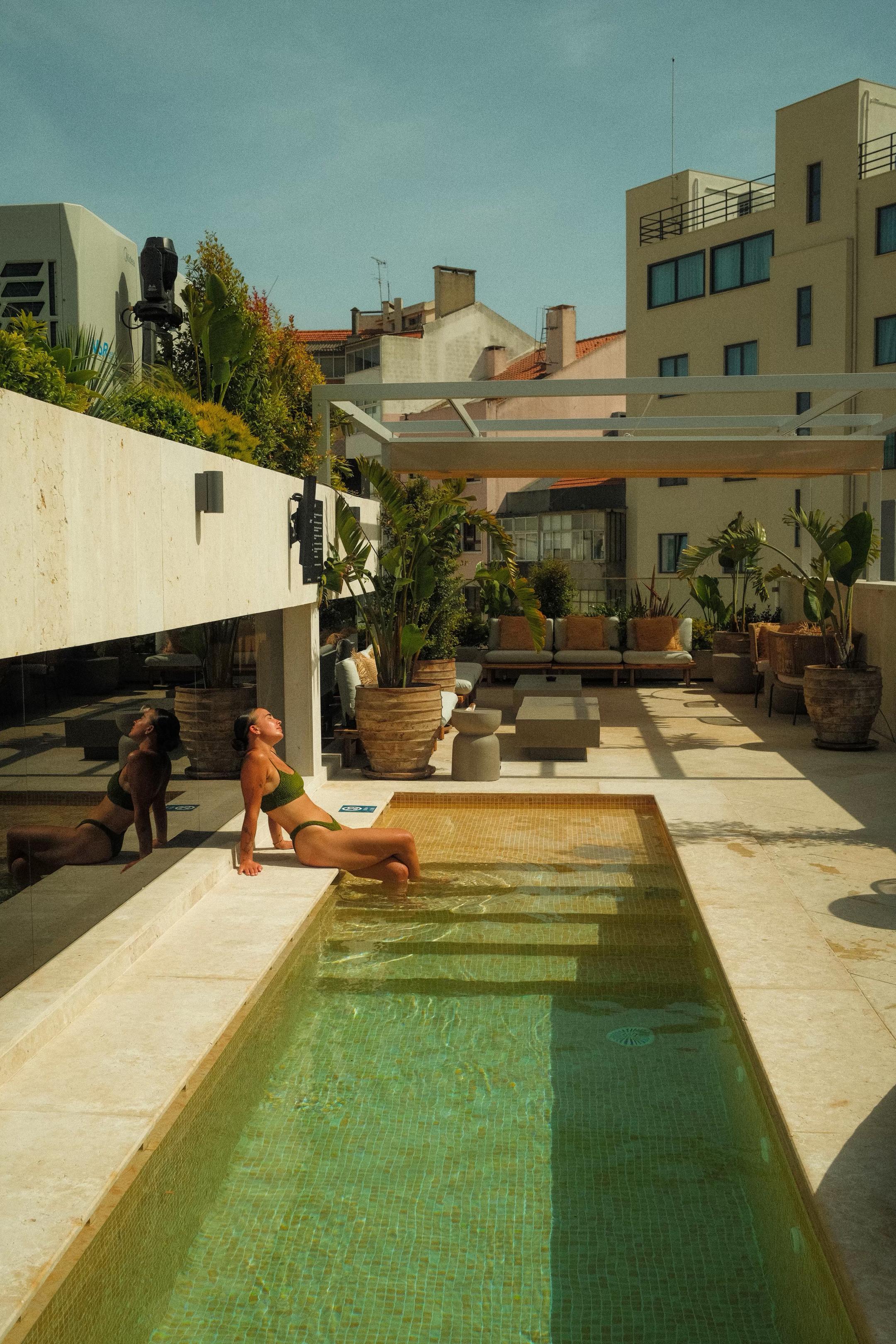Completely obsessed with the rooftop pool at the hotel we stayed at in Lisbon 📍Evolution Valbom - T