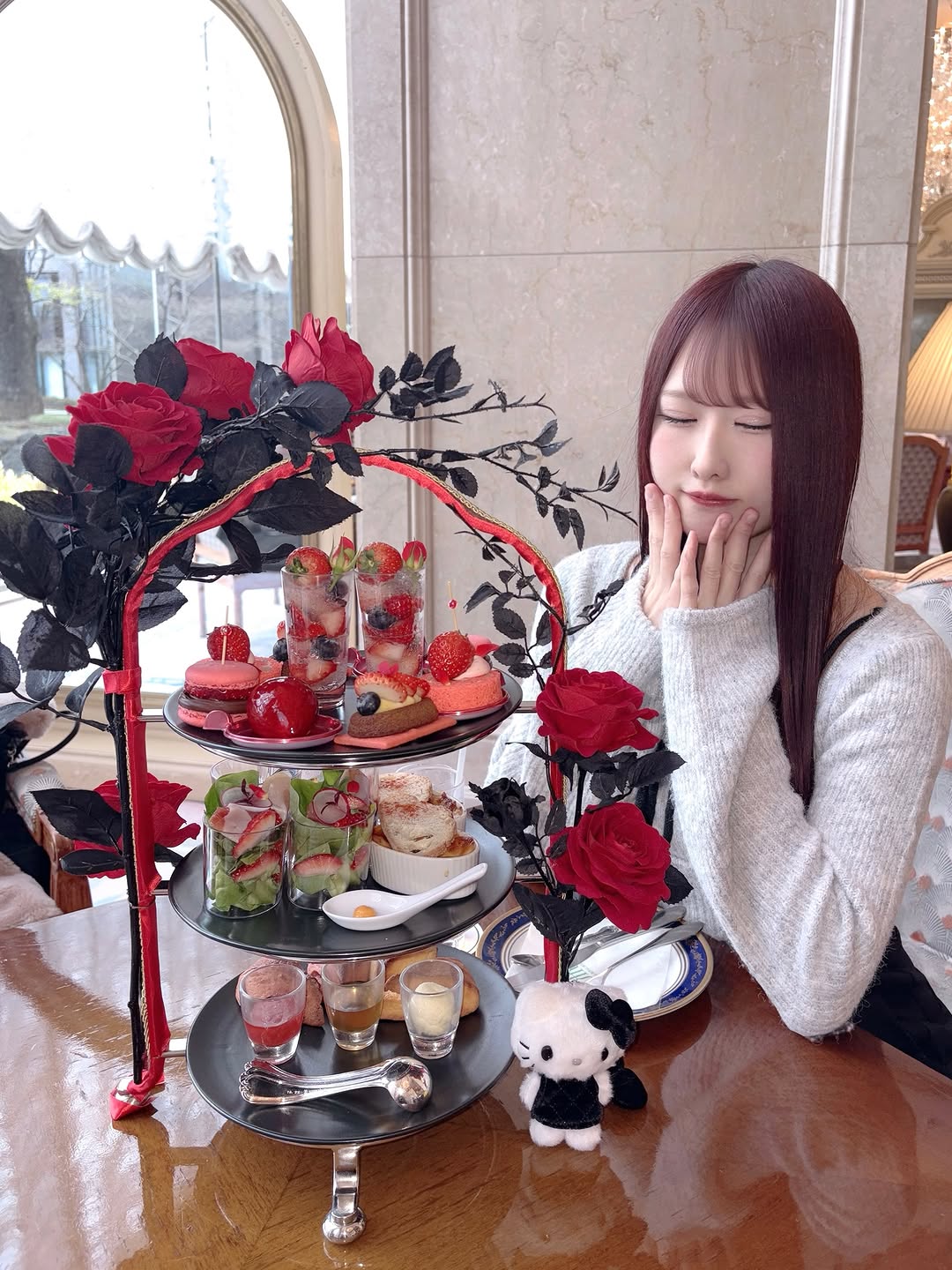.
.
.
📍#リーガロイヤルホテル東京 

苺のアフタヌーンティー
Fraise et rose rouge

#rihgaroyalhotelkyoto #afternoontea  #アフタヌ