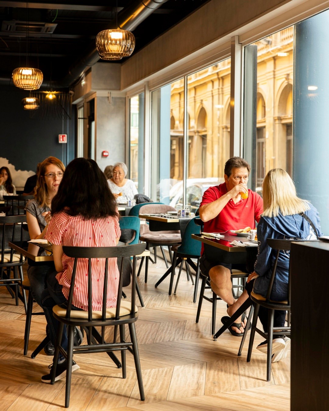 Good food, relaxed atmosphere, and the right company.

That’s the iQ Roma vibe.

#IQHotelRoma #Smart