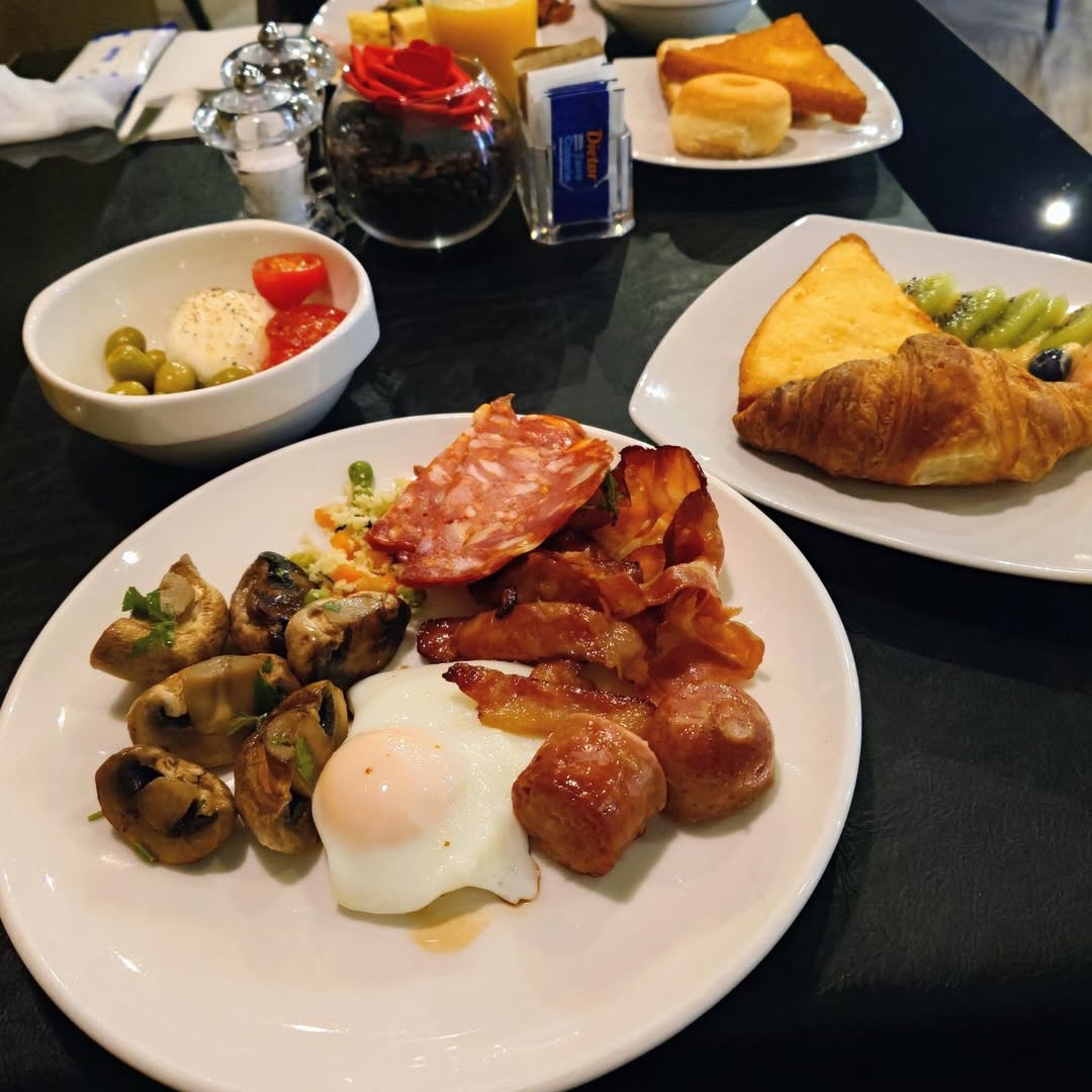 昨夜、あれだけ食べたのに、朝食は外せません。😅

今日はこれからベネチアに移動。
そして、ライブ。🫡
しっかり食べておかなくては。😀
2026.6.13

#iqhotelroma #break