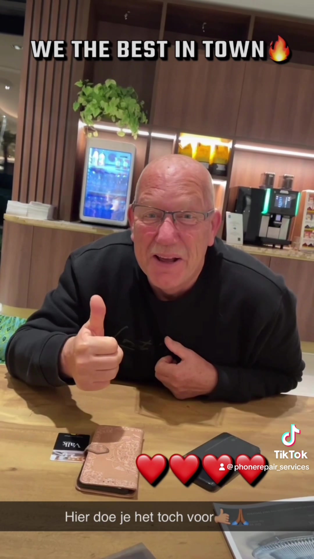 Sta je dan op het vliegveld ✈️ met een kapotte telefoon… Phone Repair Services to the rescue! 🚗💨#r