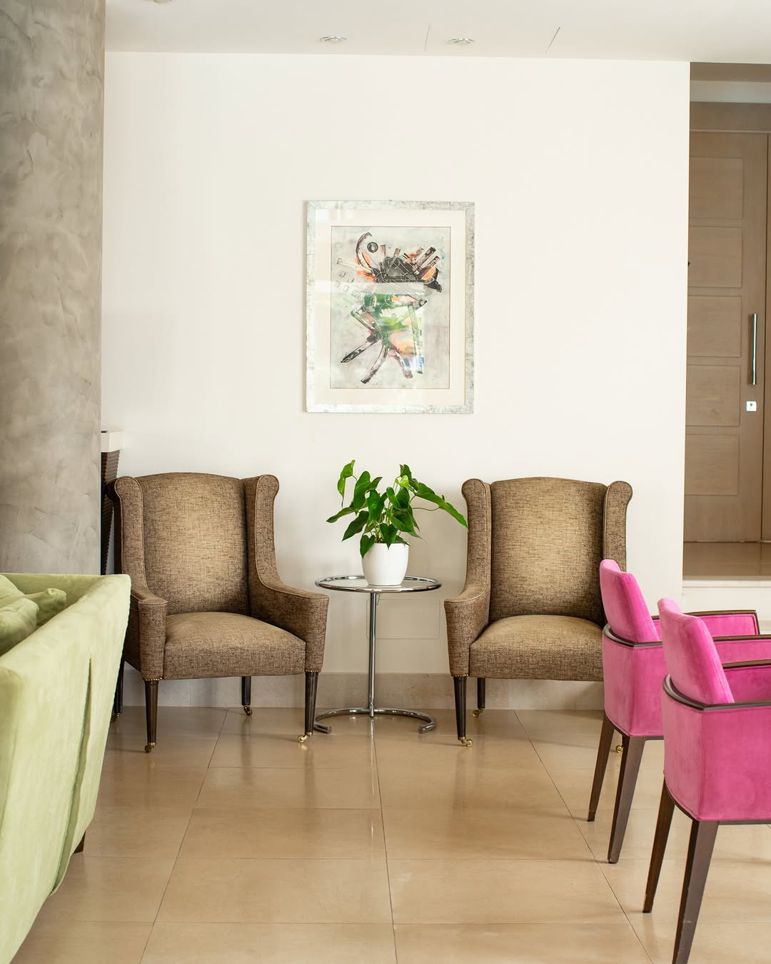 Nella nostra 𝗿𝗲𝗰𝗲𝗽𝘁𝗶𝗼𝗻, i dettagli fanno la differenza: divanetti e poltroncine accoglienti