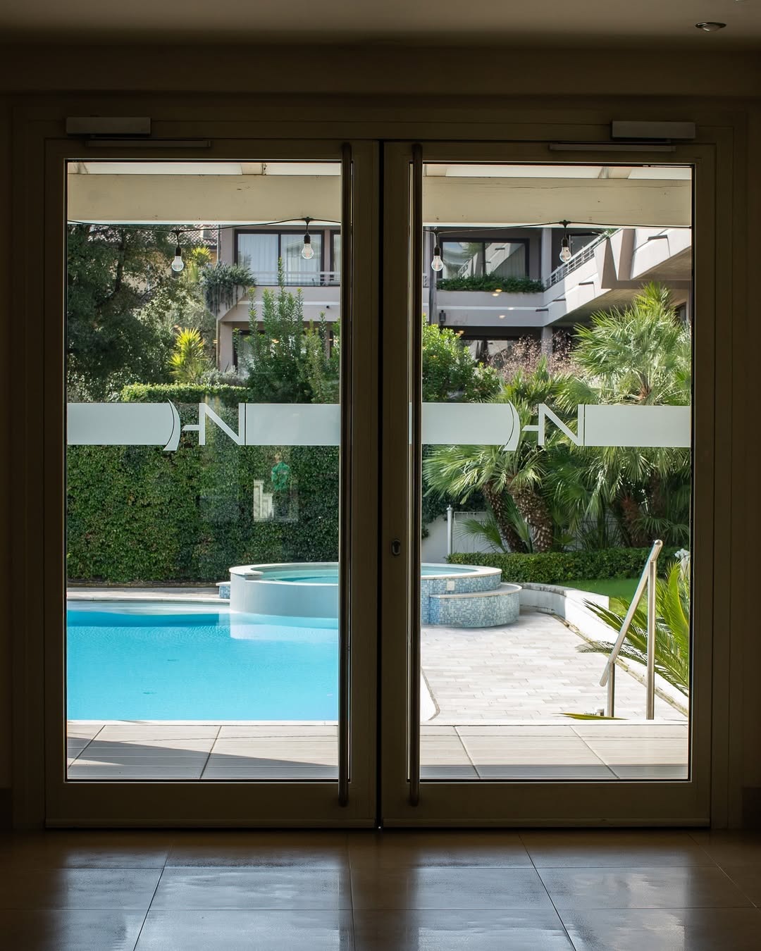 Alla 𝗽𝗶𝘀𝗰𝗶𝗻𝗮 dell’Hotel Nazionale ogni giornata scorre tra sole, acqua e piacevoli momenti di