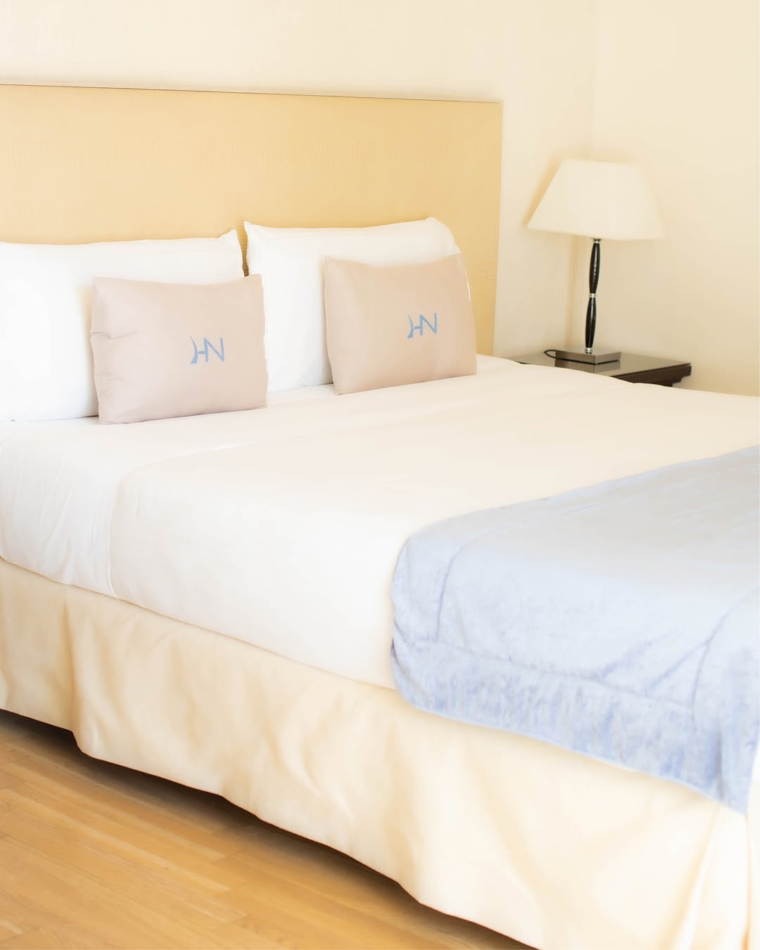 Un 𝘀𝗼𝗴𝗴𝗶𝗼𝗿𝗻𝗼 𝗲𝘀𝘁𝗶𝘃𝗼 sul Lago di Garda significa alternare relax, scoperta e piccole a
