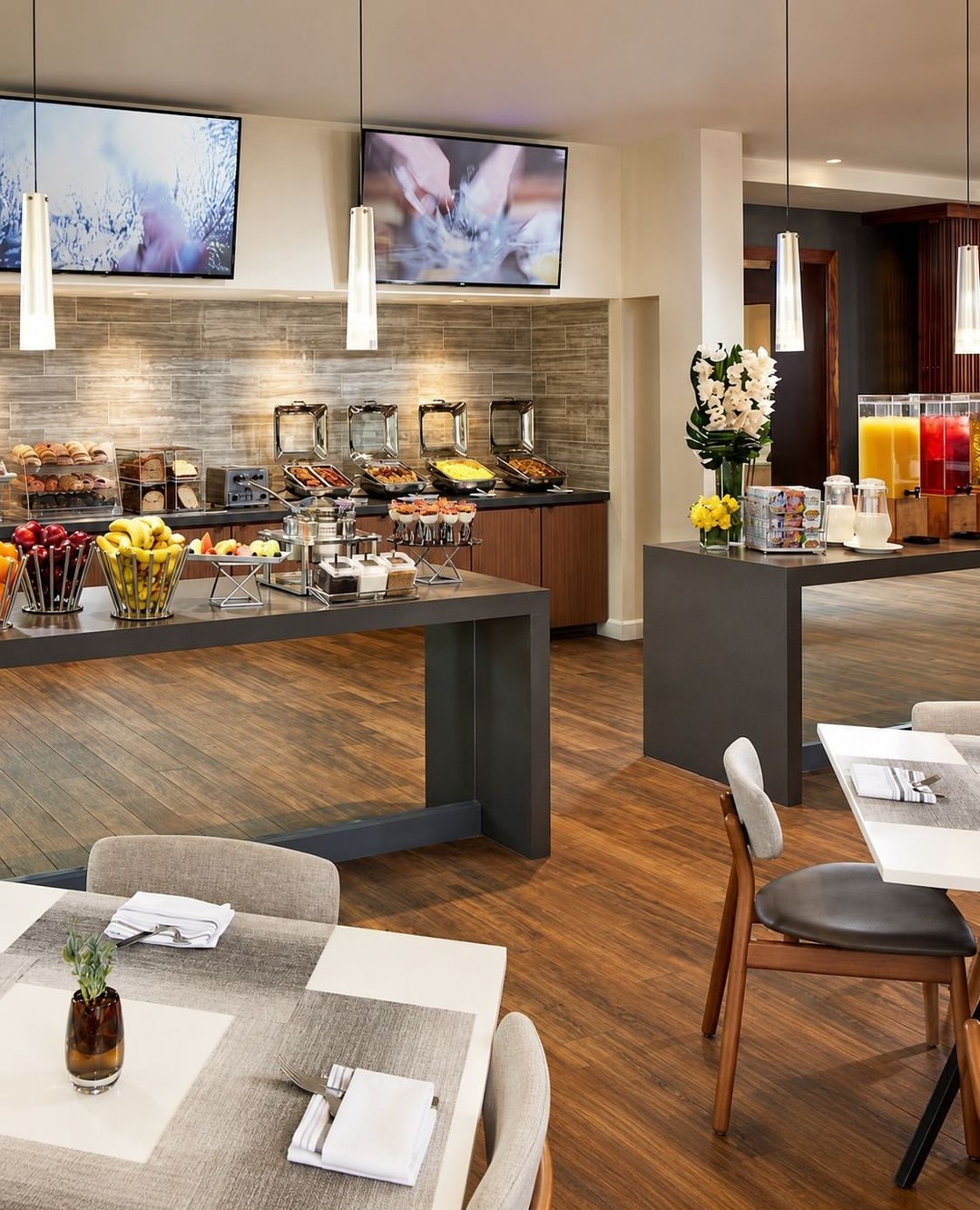 Breakfast buffets are back at Hilton Pasadena ☕️🍳🍊⁠
Our breakfast buffet is open with fresh fruit,