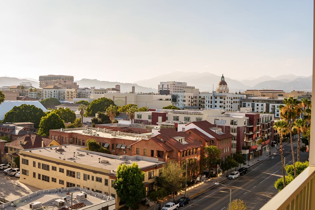 Wake up above Pasadena 🌹 
City views, mountain moments, and a quiet place to settle in at Hilton Pa