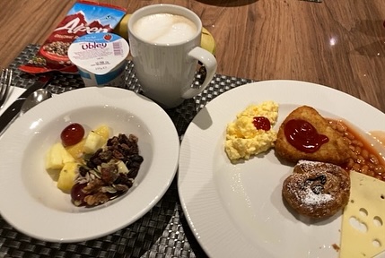 Hilton Garden InnのThe Apron Restaurant 

モーニングビュッフェ

どの料理も好みの薄味で美味しかったです♪

テーブルに置いてあるソルト＆ペッパーは真っ赤。デザ