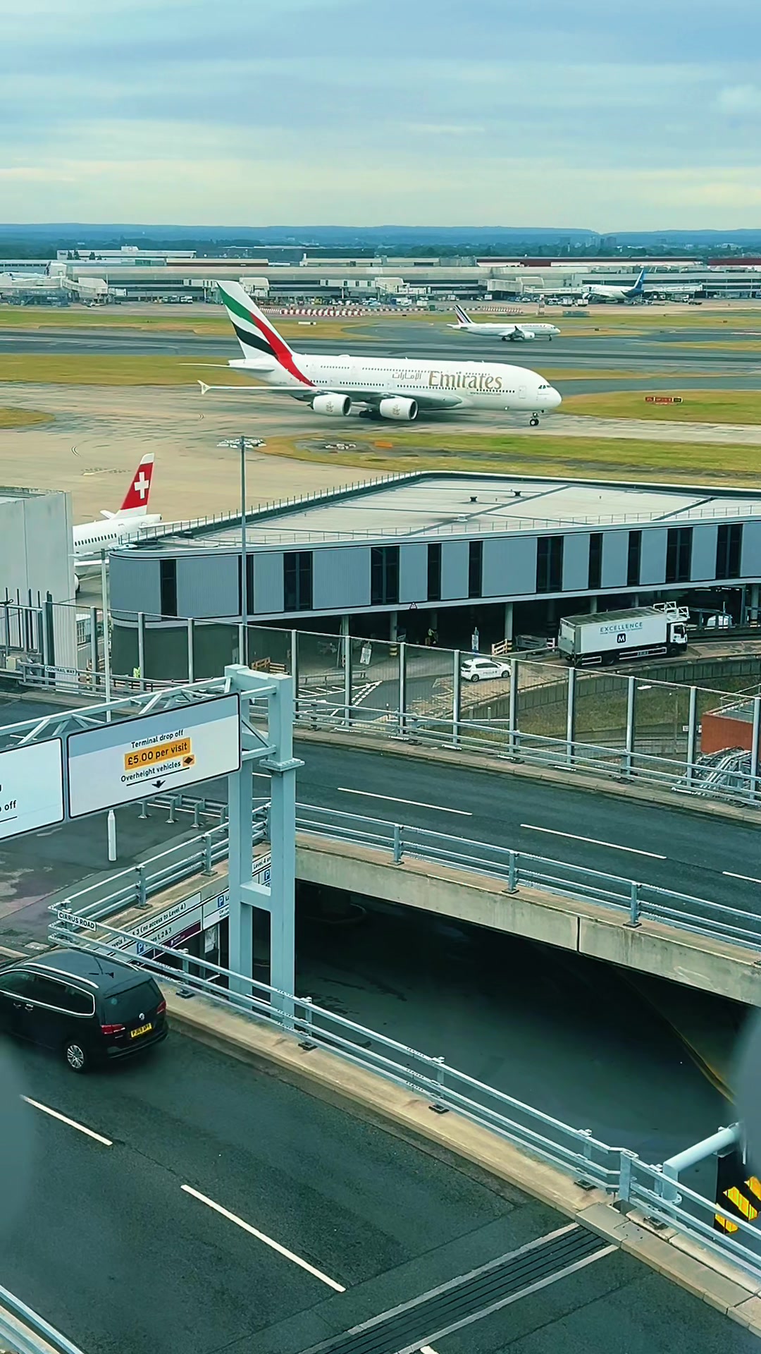 Hilton Garden Inn London Heathrow Terminal 2 & 3, it connected to Heathrow Airport 🤩 #london #londo