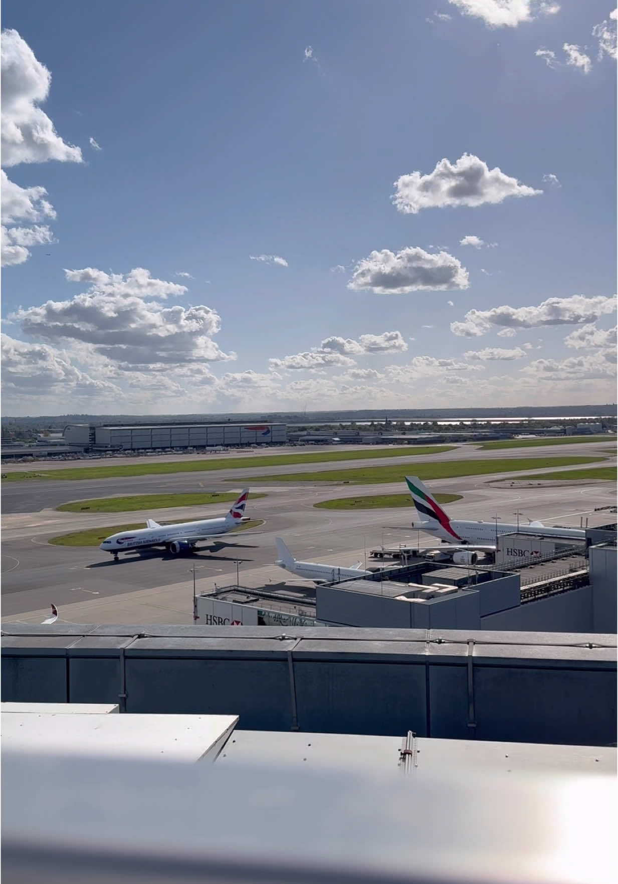 Views from Hilton Garden Inn T2/T3 rooftop bar, just incredible 😍 #aviation #london #heathrow #trav