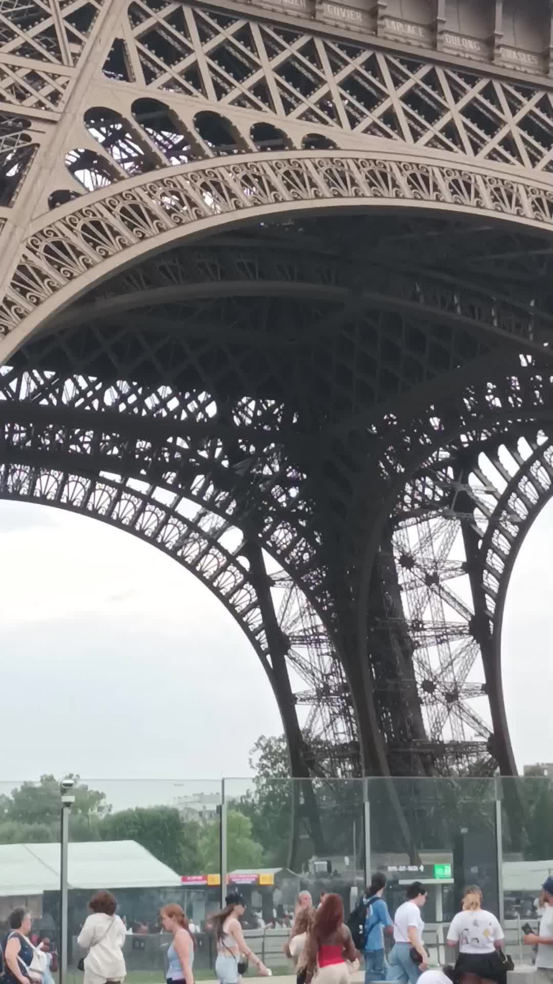 La Tour Eiffel au cœur de l'effervescence parisienne 🇫🇷🗼✨ #TourEiffel #Paris #France #ParisLife #