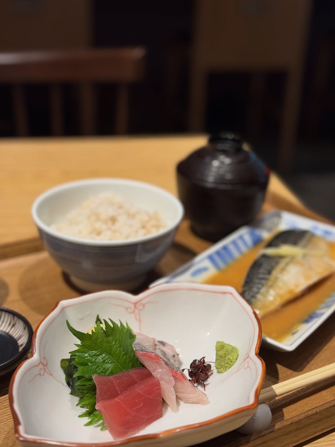 赤坂うまや 新宿でお魚定食をいただきました。
JR九州ホテルブラッサム新宿にある赤坂うまや新宿店のお魚定食は、贅沢な和食ランチ。
鮪のお刺身は鮮度抜群、ふっくら甘辛い鯖の味噌煮はご飯が進む逸品です。
