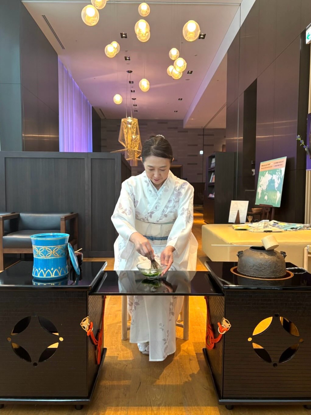 JR九州ホテルブラッサム新宿のロビーにて茶道体験、浴衣体験のイベントをさせていただきました。
連日の悪天候でしたが、イベントの日は晴れて、ホテル宿泊のお客様はお出かけになられていました。ロビーでwel