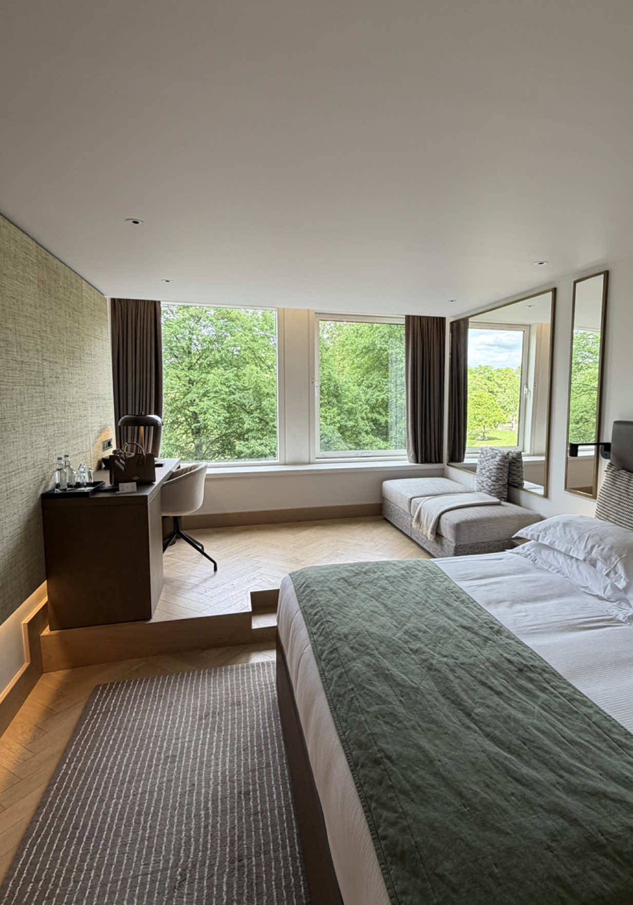 This might be one of the prettiest hotel rooms I have stayed in 😍 With an incredible view of the pa