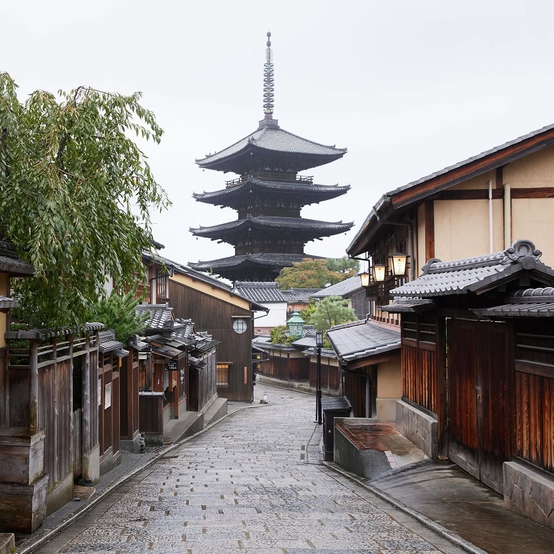 京都の観光名所【八坂の塔（法観寺）】のご紹介。

聖徳太子が創建した歴史ある寺院の1つである法観寺。歴史的価値のある貴重な文化財も多く見ることができます。

八坂の塔をバックに京都の街並みを写した写真