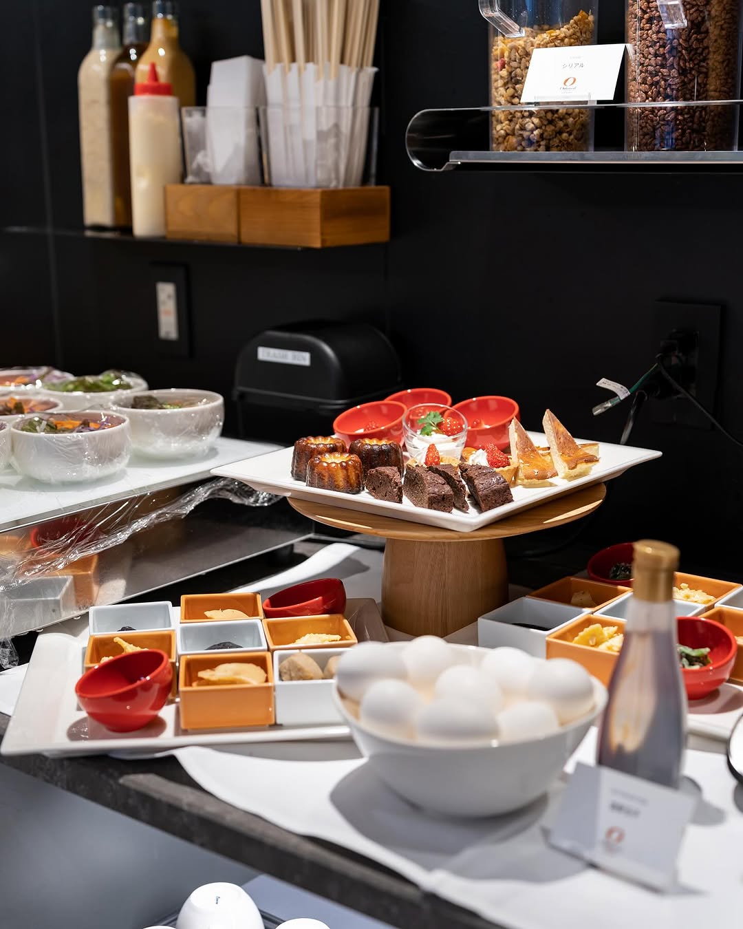 カフェ&レストランでは京都の旬を感じられる朝食をお楽しみいただけます🍽

京都のさまざまな食材や京菓子など、バラエティーに富んだ料理をご堪能下さい。

Tuck into a comprehensi