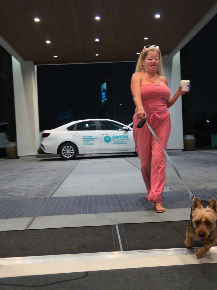Comming into @HamptonInn&Suites after my morning walk.
#hamptoninnandsuites 
#hilton 
#dogwalk