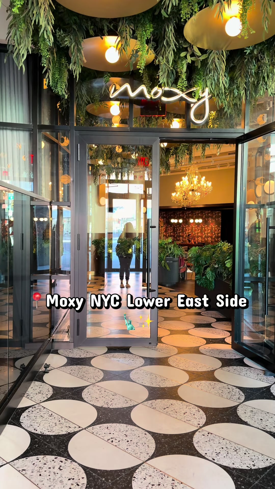 📍Moxy NYC Lower East Side 🗽✨

A stylish hotel in the heart of Manhattan with rooftop views, great 