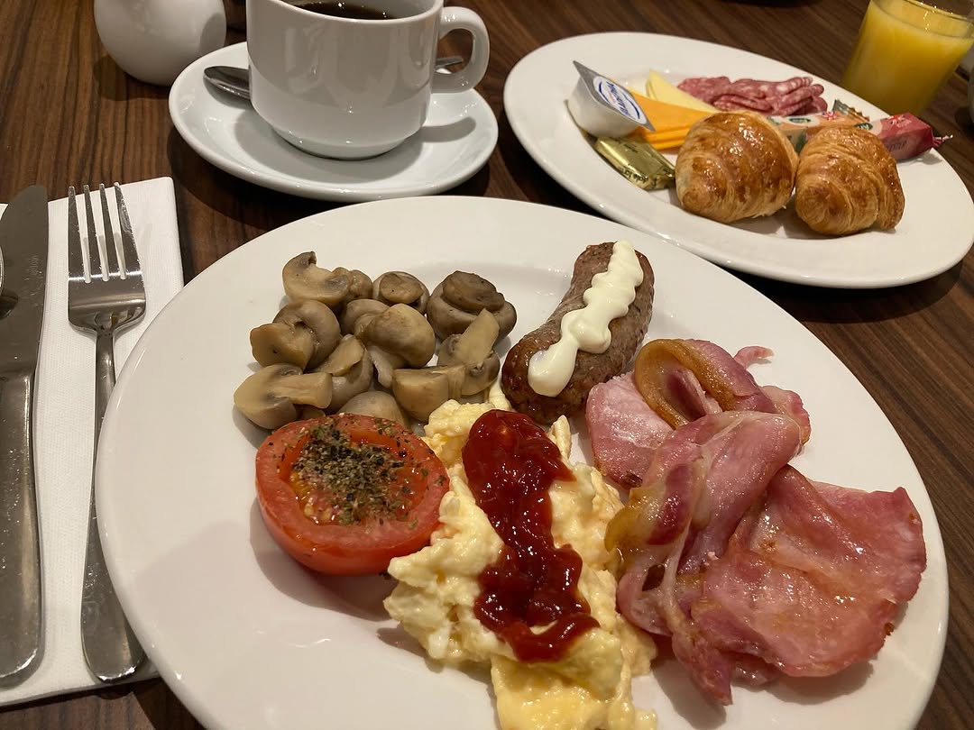 サマータイムだったのに気付かず 1時間も空腹感に苛まれる始末。

#parkgrandpaddingtoncourt #parkgrandlondonhotels #paddington #devon