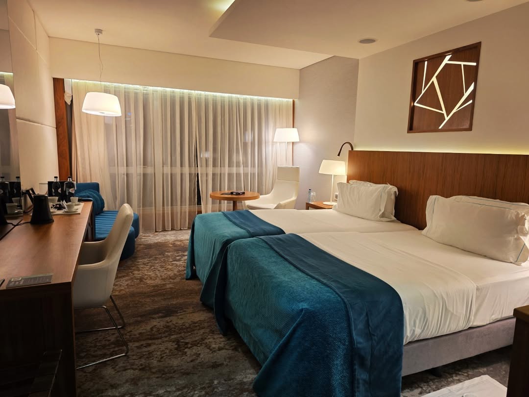 โรงแรม #EpicSanaLisboaHotel ดีงามสุดๆ

- เตียงนอนสบาย หมอนเฉยๆ เหมือนสำลีจำเป็นก้อน
- มีน้ำ และช็อกโ