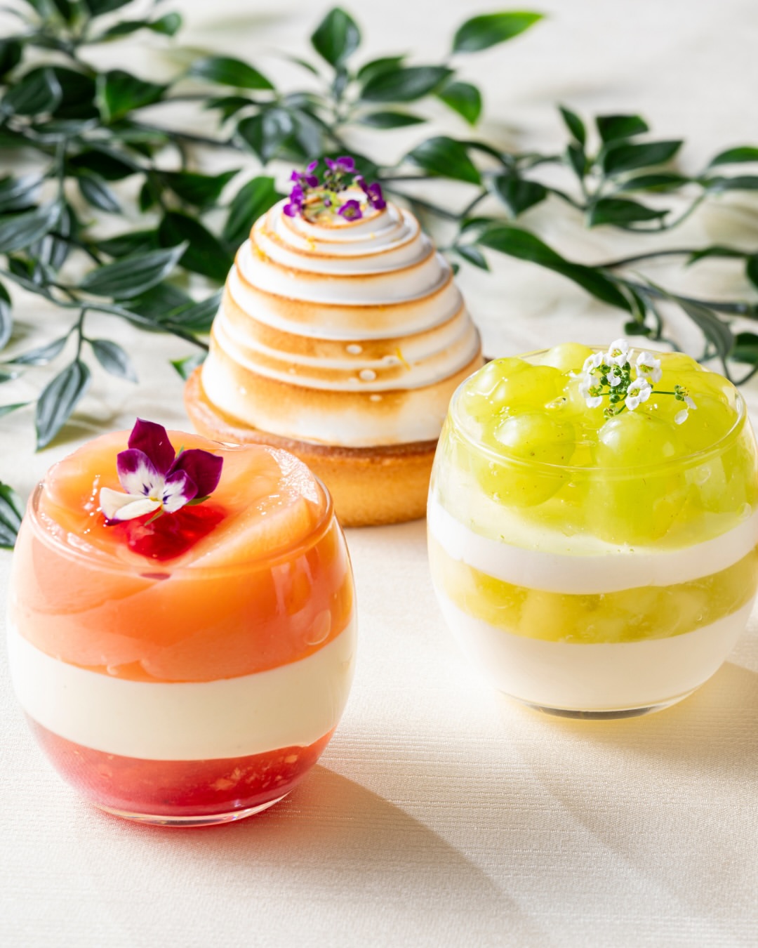夏季限定のスイーツとともに心ほどけるひとときを。
みずみずしいマスクメロンを贅沢に使用したショートケーキや、桃・白ぶどう・南国フルーツのヴェリーヌなど、彩り豊かなケーキをご用意しました。イートインはも