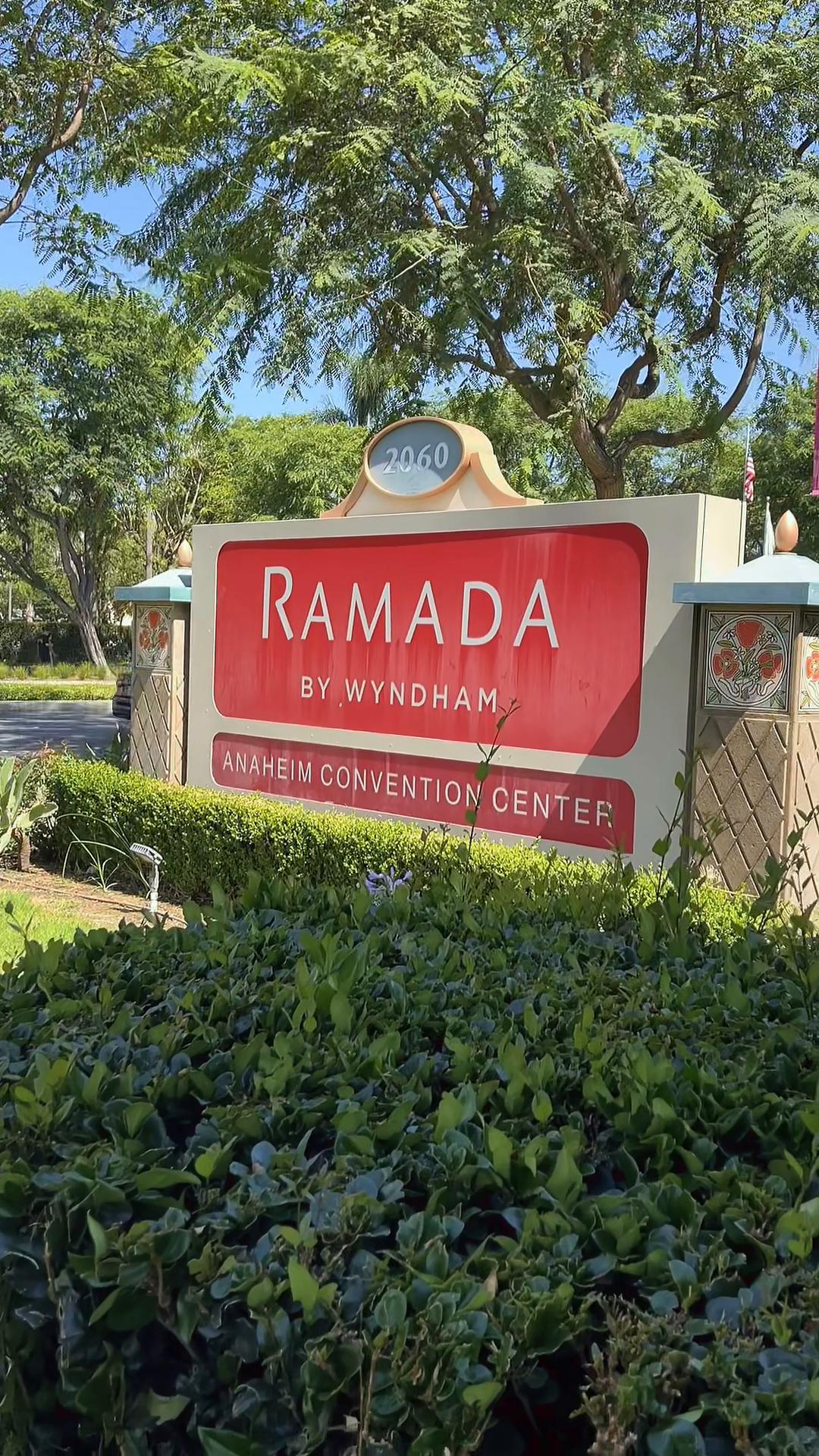 Hotel cercas de Disneyland, a 17 minutos caminando al parqueadero de Toy Story. #anaheim #CA #Ramada