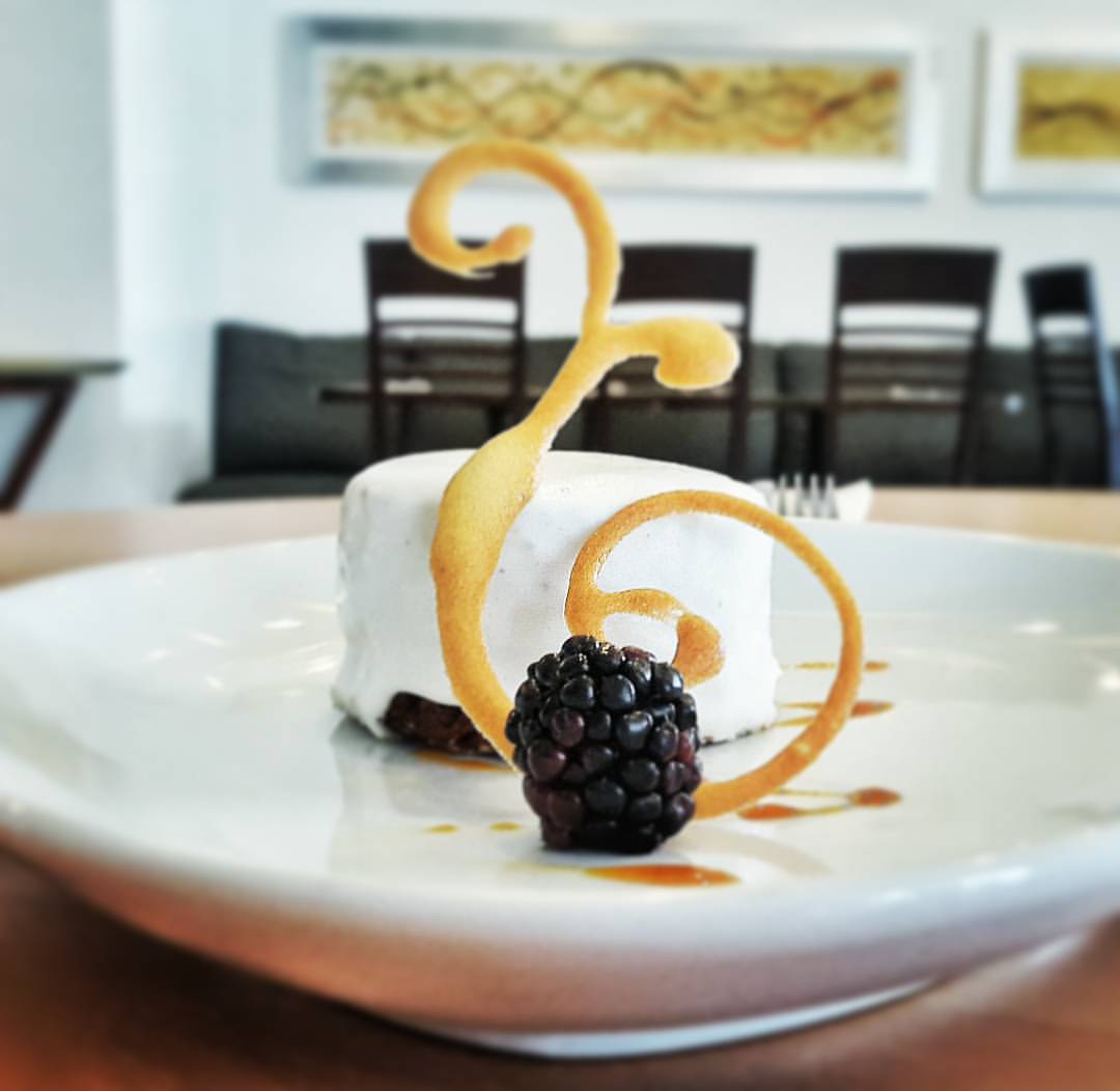 Sólo para ti // Only for you
#foodporn #minicake #whitechocolate #hotelsuitespf #inspiration #instad