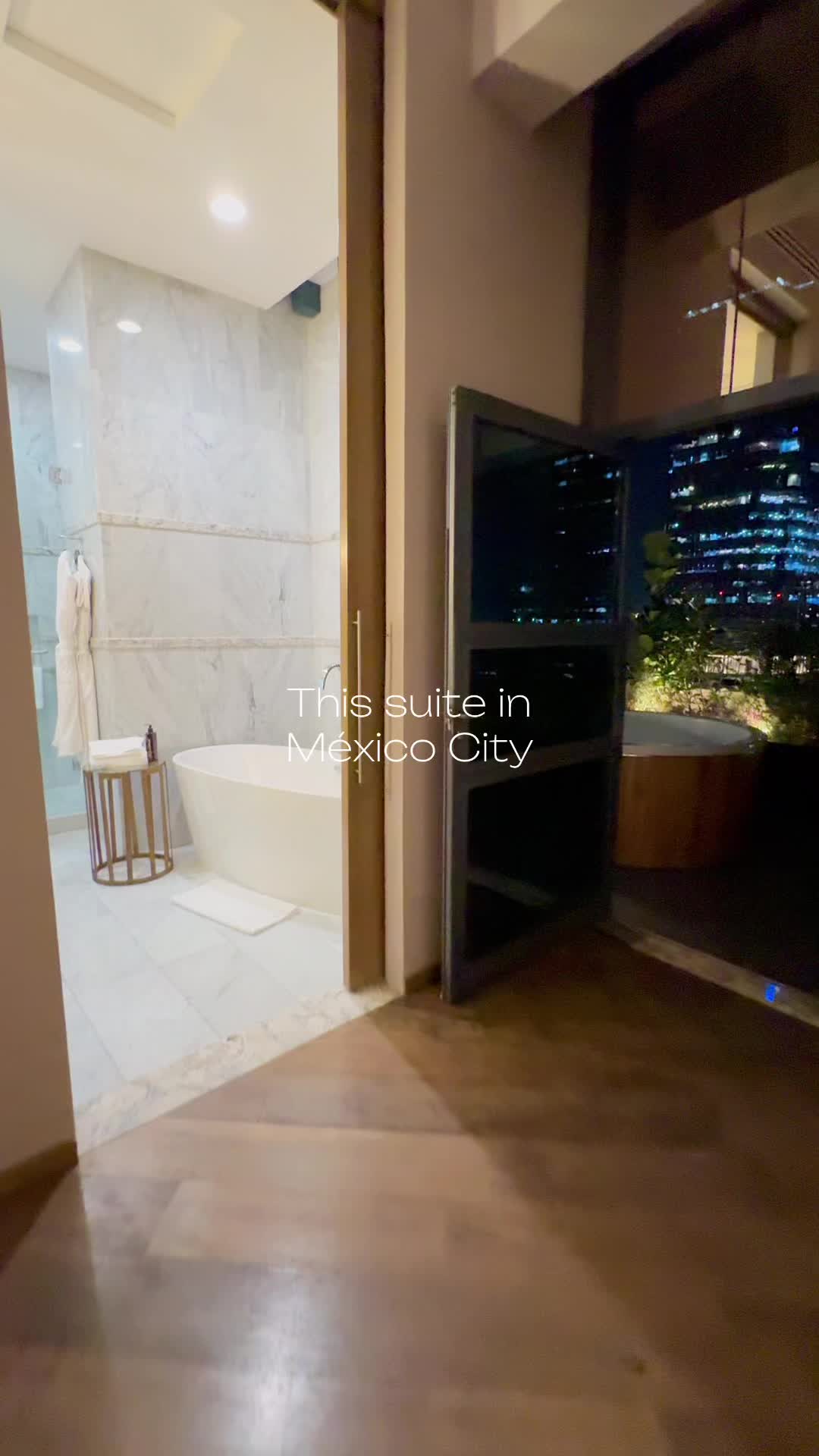 Sky Suites by @marquisreforma  es un concepto único que ofrece suites recién renovadas con vistas es